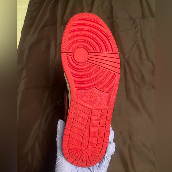 Jordan 1’s High OG ‘Patent Bred’ - Picture 5 of 8